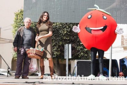El ‘Oro rojo’, protagonista en la Plaza Vieja. Las empresas del sector y las instituciones almerienses se suman a un reconocimiento uná