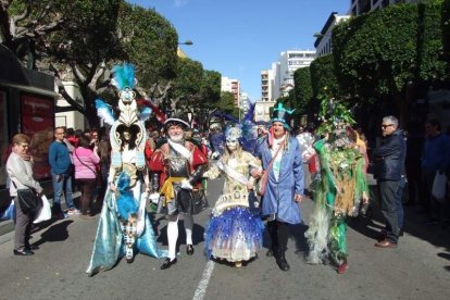 Juan Antonio Almansa, Dios Momo, leyó el testamento de la sardina en las Almadrabillas. Fotos: JA Barrios