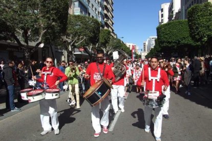 Juan Antonio Almansa, Dios Momo, leyó el testamento de la sardina en las Almadrabillas. Fotos: JA Barrios