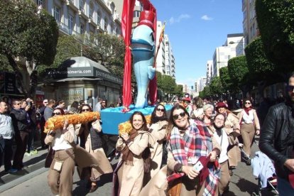 Juan Antonio Almansa, Dios Momo, leyó el testamento de la sardina en las Almadrabillas. Fotos: JA Barrios
