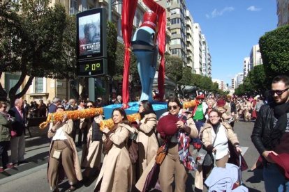 Juan Antonio Almansa, Dios Momo, leyó el testamento de la sardina en las Almadrabillas. Fotos: JA Barrios