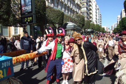 Juan Antonio Almansa, Dios Momo, leyó el testamento de la sardina en las Almadrabillas. Fotos: JA Barrios