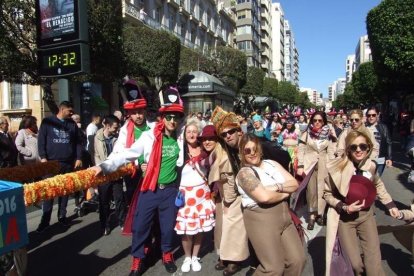 Juan Antonio Almansa, Dios Momo, leyó el testamento de la sardina en las Almadrabillas. Fotos: JA Barrios