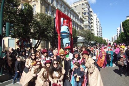 Juan Antonio Almansa, Dios Momo, leyó el testamento de la sardina en las Almadrabillas. Fotos: JA Barrios