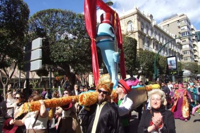 Juan Antonio Almansa, Dios Momo, leyó el testamento de la sardina en las Almadrabillas. Fotos: JA Barrios