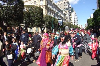 Juan Antonio Almansa, Dios Momo, leyó el testamento de la sardina en las Almadrabillas. Fotos: JA Barrios