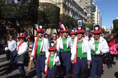 Juan Antonio Almansa, Dios Momo, leyó el testamento de la sardina en las Almadrabillas. Fotos: JA Barrios