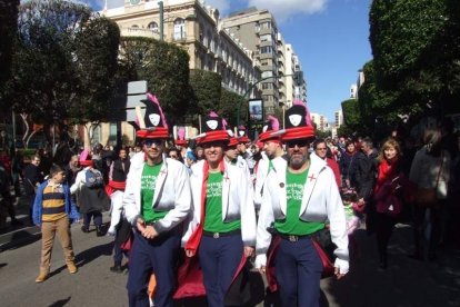 Juan Antonio Almansa, Dios Momo, leyó el testamento de la sardina en las Almadrabillas. Fotos: JA Barrios