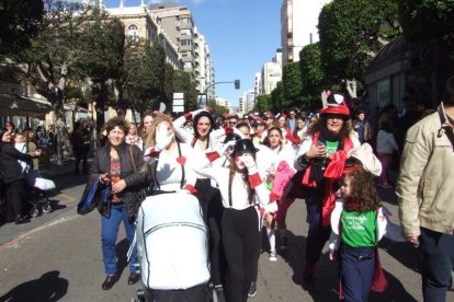 Juan Antonio Almansa, Dios Momo, leyó el testamento de la sardina en las Almadrabillas. Fotos: JA Barrios