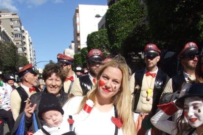 Juan Antonio Almansa, Dios Momo, leyó el testamento de la sardina en las Almadrabillas. Fotos: JA Barrios