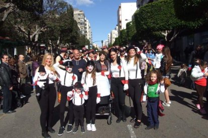Juan Antonio Almansa, Dios Momo, leyó el testamento de la sardina en las Almadrabillas. Fotos: JA Barrios