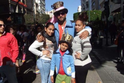 Juan Antonio Almansa, Dios Momo, leyó el testamento de la sardina en las Almadrabillas. Fotos: JA Barrios