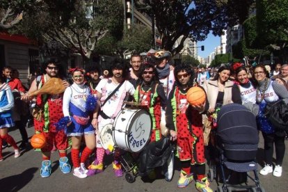 Juan Antonio Almansa, Dios Momo, leyó el testamento de la sardina en las Almadrabillas. Fotos: JA Barrios