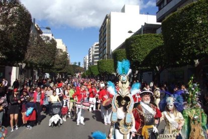 Juan Antonio Almansa, Dios Momo, leyó el testamento de la sardina en las Almadrabillas. Fotos: JA Barrios