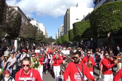 Juan Antonio Almansa, Dios Momo, leyó el testamento de la sardina en las Almadrabillas. Fotos: JA Barrios