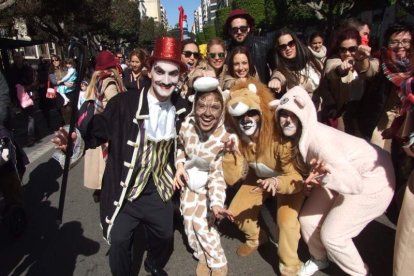 Juan Antonio Almansa, Dios Momo, leyó el testamento de la sardina en las Almadrabillas. Fotos: JA Barrios