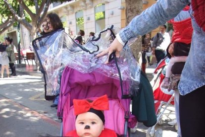 Juan Antonio Almansa, Dios Momo, leyó el testamento de la sardina en las Almadrabillas. Fotos: JA Barrios