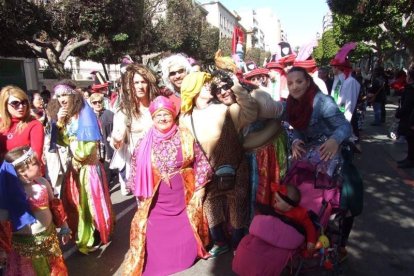 Juan Antonio Almansa, Dios Momo, leyó el testamento de la sardina en las Almadrabillas. Fotos: JA Barrios