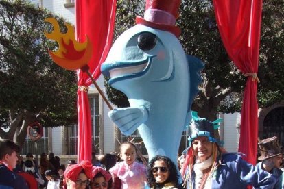 Juan Antonio Almansa, Dios Momo, leyó el testamento de la sardina en las Almadrabillas. Fotos: JA Barrios