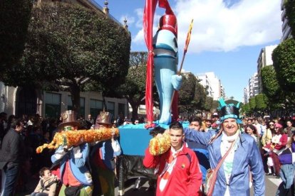Juan Antonio Almansa, Dios Momo, leyó el testamento de la sardina en las Almadrabillas. Fotos: JA Barrios
