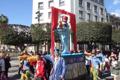 Juan Antonio Almansa, Dios Momo, leyó el testamento de la sardina en las Almadrabillas. Fotos: JA Barrios