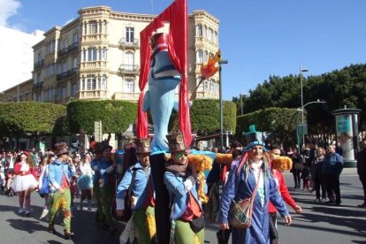 Juan Antonio Almansa, Dios Momo, leyó el testamento de la sardina en las Almadrabillas. Fotos: JA Barrios