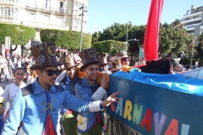 Juan Antonio Almansa, Dios Momo, leyó el testamento de la sardina en las Almadrabillas. Fotos: JA Barrios