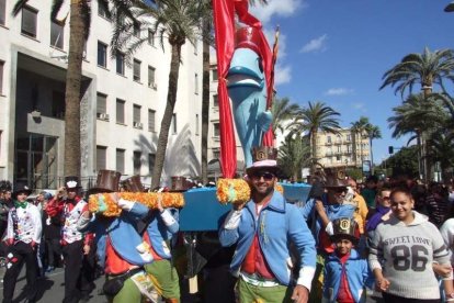 Juan Antonio Almansa, Dios Momo, leyó el testamento de la sardina en las Almadrabillas. Fotos: JA Barrios