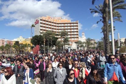 Juan Antonio Almansa, Dios Momo, leyó el testamento de la sardina en las Almadrabillas. Fotos: JA Barrios