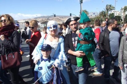 Juan Antonio Almansa, Dios Momo, leyó el testamento de la sardina en las Almadrabillas. Fotos: JA Barrios