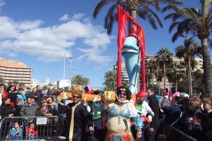 Juan Antonio Almansa, Dios Momo, leyó el testamento de la sardina en las Almadrabillas. Fotos: JA Barrios