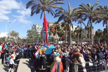Juan Antonio Almansa, Dios Momo, leyó el testamento de la sardina en las Almadrabillas. Fotos: JA Barrios