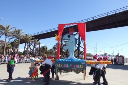 Juan Antonio Almansa, Dios Momo, leyó el testamento de la sardina en las Almadrabillas. Fotos: JA Barrios