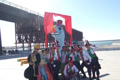 Juan Antonio Almansa, Dios Momo, leyó el testamento de la sardina en las Almadrabillas. Fotos: JA Barrios