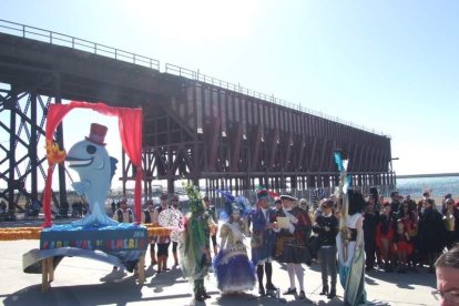 Juan Antonio Almansa, Dios Momo, leyó el testamento de la sardina en las Almadrabillas. Fotos: JA Barrios