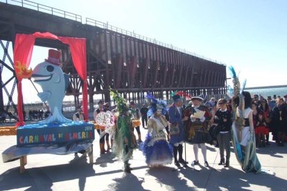 Juan Antonio Almansa, Dios Momo, leyó el testamento de la sardina en las Almadrabillas. Fotos: JA Barrios