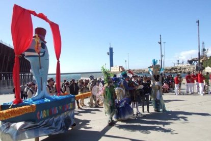 Juan Antonio Almansa, Dios Momo, leyó el testamento de la sardina en las Almadrabillas. Fotos: JA Barrios