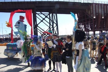 Juan Antonio Almansa, Dios Momo, leyó el testamento de la sardina en las Almadrabillas. Fotos: JA Barrios