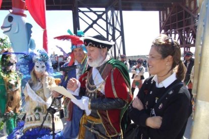 Juan Antonio Almansa, Dios Momo, leyó el testamento de la sardina en las Almadrabillas. Fotos: JA Barrios