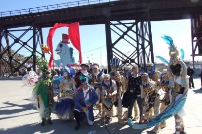 Juan Antonio Almansa, Dios Momo, leyó el testamento de la sardina en las Almadrabillas. Fotos: JA Barrios