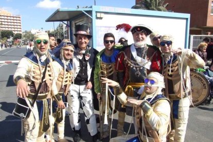 Juan Antonio Almansa, Dios Momo, leyó el testamento de la sardina en las Almadrabillas. Fotos: JA Barrios