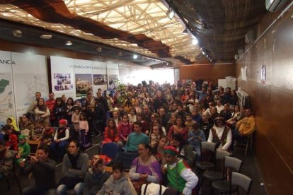 Juan Antonio Almansa, Dios Momo, leyó el testamento de la sardina en las Almadrabillas. Fotos: JA Barrios