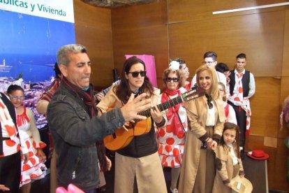 Juan Antonio Almansa, Dios Momo, leyó el testamento de la sardina en las Almadrabillas. Fotos: JA Barrios