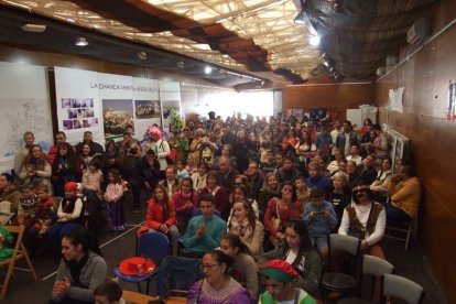 Juan Antonio Almansa, Dios Momo, leyó el testamento de la sardina en las Almadrabillas. Fotos: JA Barrios