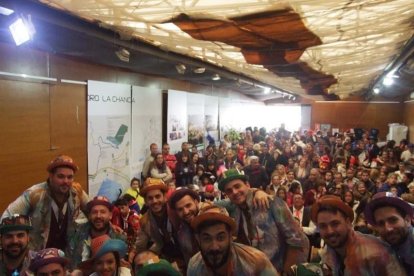 Juan Antonio Almansa, Dios Momo, leyó el testamento de la sardina en las Almadrabillas. Fotos: JA Barrios