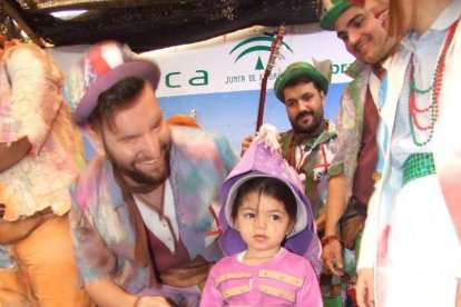 Juan Antonio Almansa, Dios Momo, leyó el testamento de la sardina en las Almadrabillas. Fotos: JA Barrios