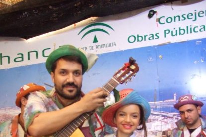 Juan Antonio Almansa, Dios Momo, leyó el testamento de la sardina en las Almadrabillas. Fotos: JA Barrios