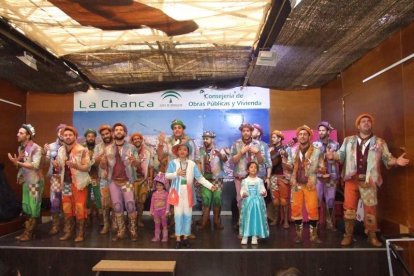 Juan Antonio Almansa, Dios Momo, leyó el testamento de la sardina en las Almadrabillas. Fotos: JA Barrios