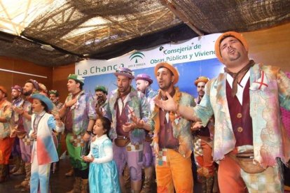 Juan Antonio Almansa, Dios Momo, leyó el testamento de la sardina en las Almadrabillas. Fotos: JA Barrios