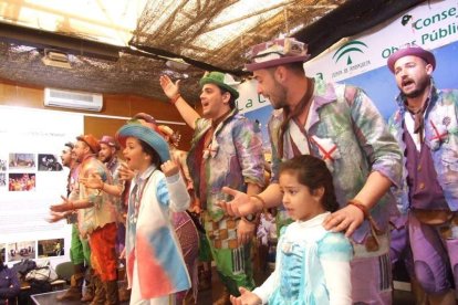 Juan Antonio Almansa, Dios Momo, leyó el testamento de la sardina en las Almadrabillas. Fotos: JA Barrios